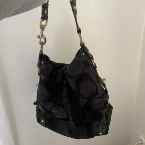 Coach väska  - Så fin stor svart coach väska! Perfekt storlek rymmer mycket, bra skick, lite rostig metall men annars perfekt!  Min mammas gamla köpt i Paris! 