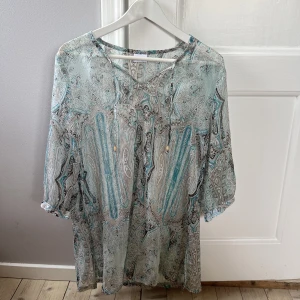 Mönstrad klänning - Blå, mönstrad klänning som är fin att använda till tex bikini eller att vila in och ha som topp till jeans