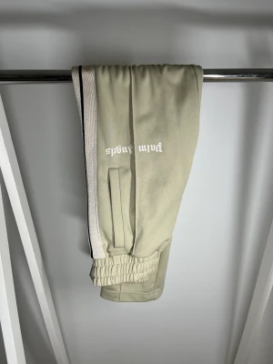 Palm angels byxor  - Ett par Palm angels byxor som är helt nya och inga skador. De kommer med kvitto och nk påse. Priset kan diskuteras 