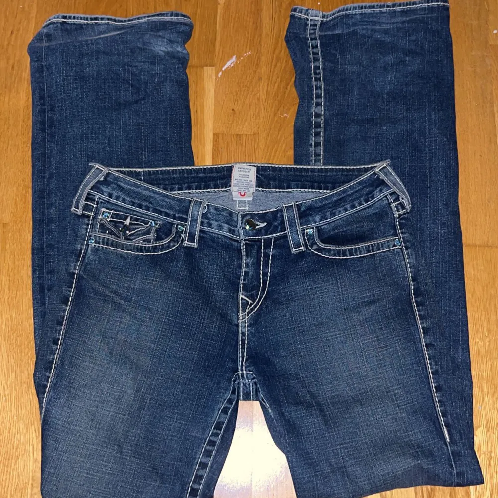 True religion jeans köpta på seams vintage! Äääälskar, men kommer tyvärr bara inte till använding. De är low waste boot cut! Med super coola turkosa diamanter på både fram och baksida,. De är helt i nyskick också! Pris kan såklart diskuteras.❤️ner bilder. Jeans & Byxor.