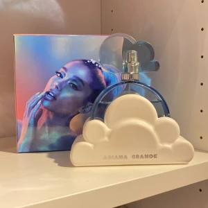 Cloud Ariana Grande parfym  - jämförs pris: 760 kr ungefär 20% änvant 100ml söt parfym med noter av lavender, kokosnöt, praline och päron från ariana grande som kommer med kartongen - pris kan distukeras och kom privat om angående något annat 
