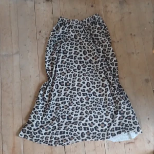 Långkjol från HM - Passar S-M. Köpt av en annan vintagetjej!