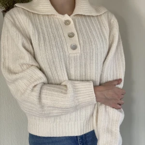 Stickad tröja - En mysig tröja som är använd endast en gång. I fint skick men säljer då den inte är min stil🤍