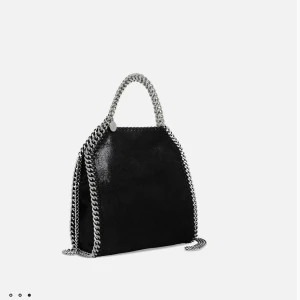 Stella mccartney väska - Jag säljer min fina Stella som passar med allt och är perfekt storlek. Jag fick väskan för ungefär 1 år sedan, som tyvärr inte kommit till mycket användning. Väskan har inga spår av användning. Kvitto och äktbevis finns tillgänglig . Köparn står för frakt