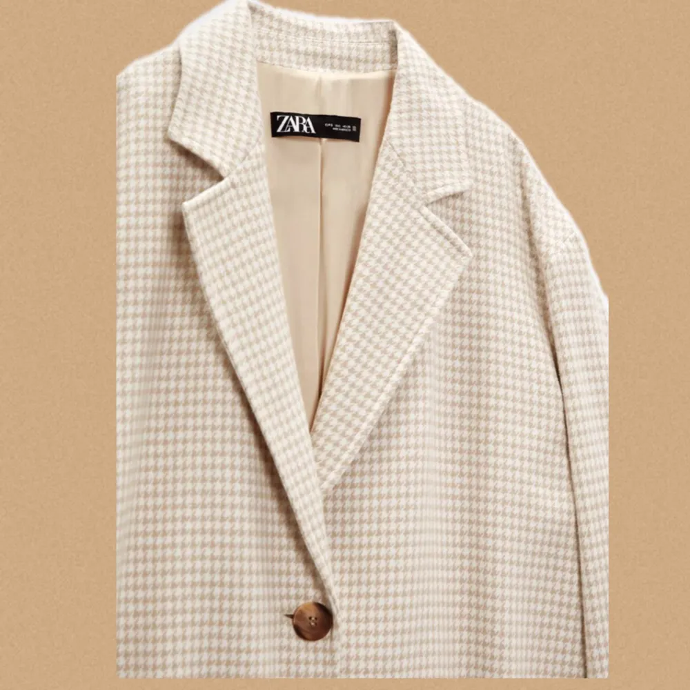 Så fin beige hundtandsmönstrad mjuk kappa / längre blazer från Zara. Oversized xs🤍. Jackor.