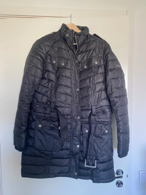 Barbour vinterparkas jacka - Mycket bra skick - inget att anmärka på. Huvan saknas dock. Varm med. Vax-känsla. Går ner över rumpan.  Nypris: 4300kr. Länk: https://www.outnorth.se/barbour/hownsgill-parka 