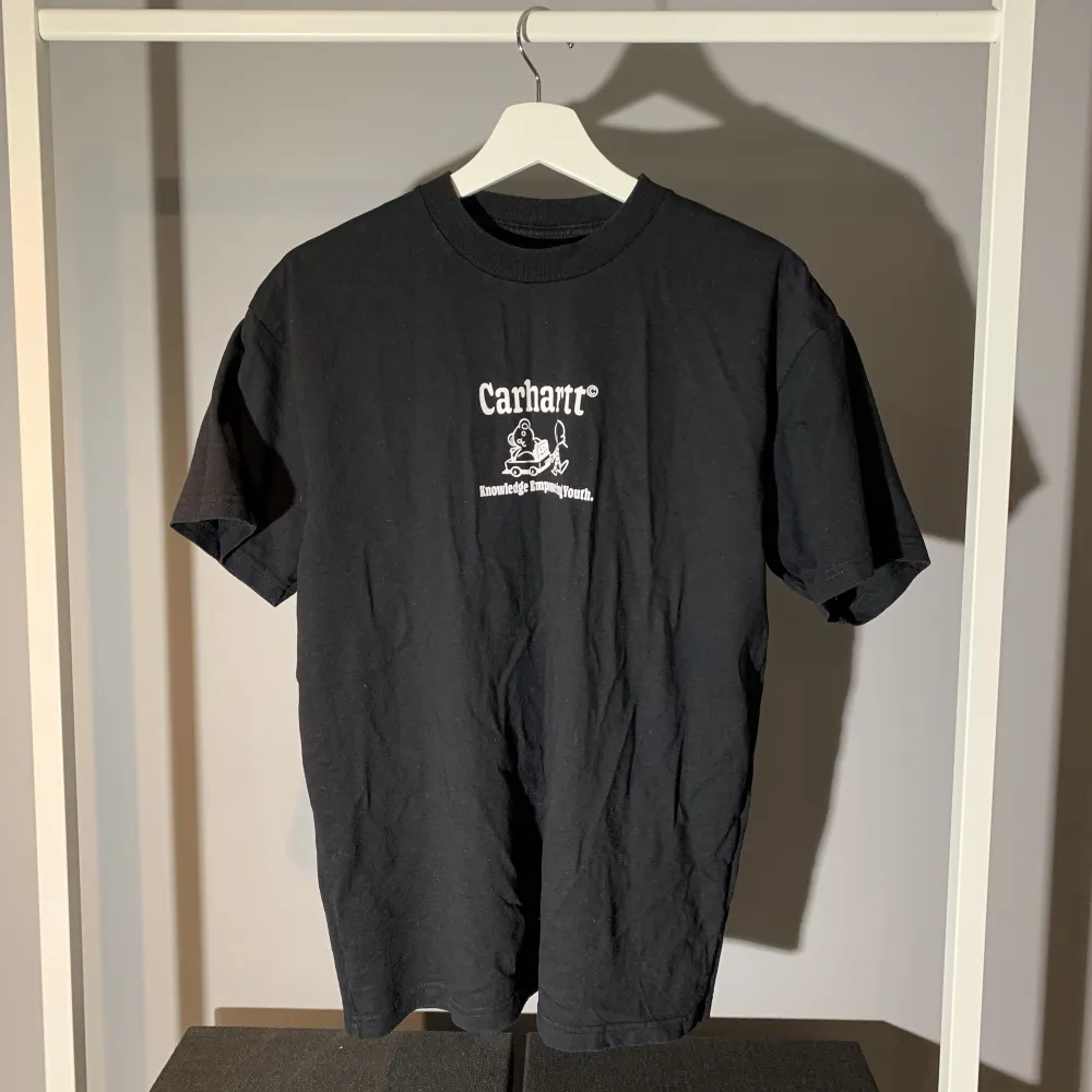 Säljer min Carhartt T-shirt i storlek M. Skick:9/10. T-shirts.