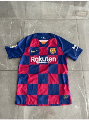 Barcelona T-shirt  - Helt ny skick aldrig använd 