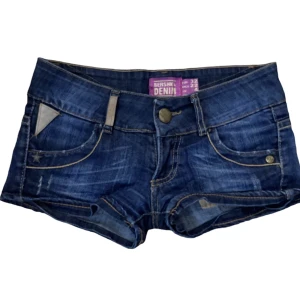 Vintage y2k shorts - Såå fina vintage lågmidjade shorts, har själv nt kunnat ha dom dock eftersom dem är för små❤️‍🩹💔.midjemåttet är 35cm. Priset kan diskuteras