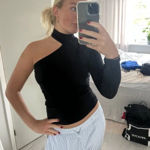 Fest topp - Snygg one shoulder topp!! Bra skick 