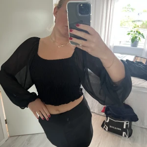 Blus - Super fin svart blus med mesh i armarna!