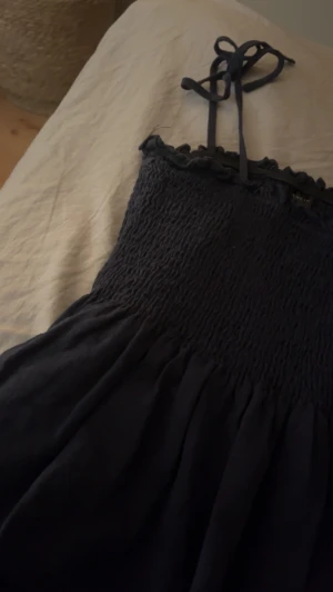 topp mörkblå - säljer denna super söta topp du kan ha banden o knyta eller vika in dom så de blir som eb tub topp! den är mörkblå o oanvnd