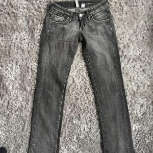 Unika jeans köpta second hand. TYVÄRR för små på mig, därför kan jag inte visa bilder på. Second hand köp: ja Färg/info om plagget: lågmidjade/stentvättad grå. Innerben: 94cm. 75cm midja Ursprungligt pris: 350 Mitt pris: 300