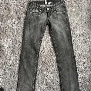 Unika jeans köpta second hand. TYVÄRR för små på mig, därför kan jag inte visa bilder på. Second hand köp: ja Färg/info om plagget: lågmidjade/stentvättad grå. Innerben: 94cm. 75cm midja Ursprungligt pris: 350 Mitt pris: 300