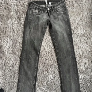 Lågmidjade jeans  - Unika jeans köpta second hand. TYVÄRR för små på mig, därför kan jag inte visa bilder på. Second hand köp: ja Färg/info om plagget: lågmidjade/stentvättad grå. Innerben: 94cm. 75cm midja Ursprungligt pris: 350 Mitt pris: 300