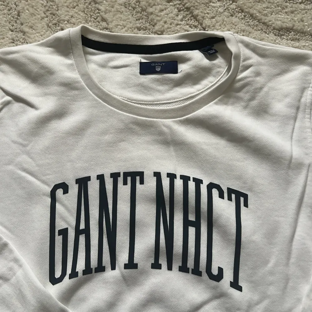 Vit sweatshirt från Gant, i fint skick! 😁. Tröjor & Koftor.