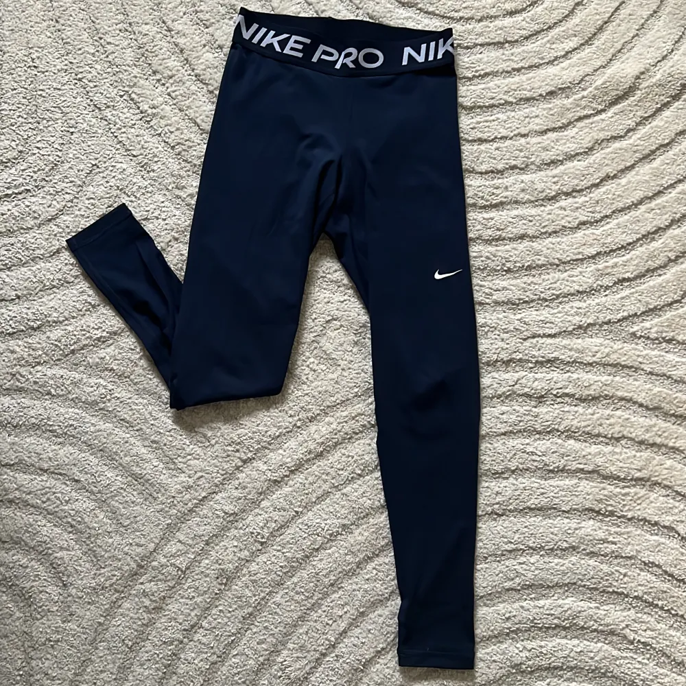 Marinblåa träningstights från Nike. Knappt använda så i nyskick! . Jeans & Byxor.
