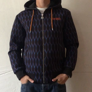 Kenzo x Hm  - En snygg hoodie/jacka från ett samarbete mellan kenzo och hm. Cond 8/10, är av ett swimsuit liknande material.   Pris går att diskutera! 