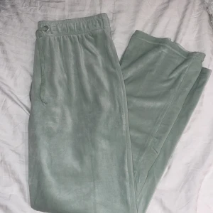 Mjukisbyxor  - Mjukisbyxor i sammet. Använt fåtal gånger 