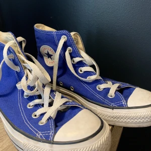 converse  - säljer mina fina converse då de ej kommer till användning, strl 37,5 men passar strl 38,5 då de är stora i storleken, fint skick endast lite smutsiga på sulan 