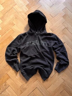 Carhartt Hoodie - Fin Carhartt Hoodie - litet hål på ryggen som slappt syns 