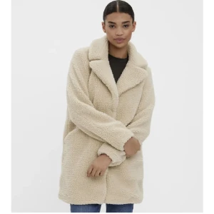 Höstjacka  - Säljer denna fina teddykappa perfekt för hösten. Den är sparsamt använd då den är lite för liten för mig. Nypris 650kr, säljer för 300kr. Hör av dig vid frågor eller fler bilder💕