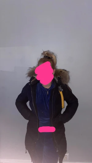 para jumper - extremt varm och skön jacka. använd cirka 2 månaders tid. den är i storlek xs men passar någon som har s då den är ganska stor i storleken. 