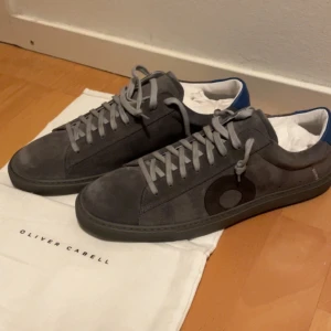 Oliver Cabell - Säljer mina sprillans nya Oliver Cabell Low 1. Box och dustbag ingår. Anledningen till att jag säljer dom är att dom var lite små för mig. Dom är ej använda. Hör av dig vid övriga frågor eller funderingar🤩