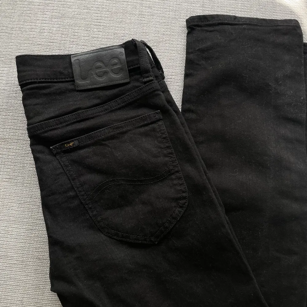 Svara jeans från Lee. Storlek: W28 L32. Jeans & Byxor.