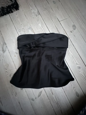 Lägger upp igen - Lägger upp igen då jag verkligen vill få sållt denna topp. Använd en gång men sitter för tajt så säljer den. Köpt ifrån zara i vintras men har 0 defekter. Är som ny