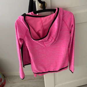 Träningsset - Rosa träningsset. Inkluderar tröja, kofta & byxor. Allt är i väldigt gott skick och knappt använt. Lite stort i stl. Pris kan diskuteras 🌸