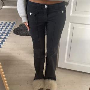 Säljer dessa skitsnygga jeans från hm som tyvärr är lite för korta för mig som är 172. Jätte stretchiga och passar därför 34, 36 och 38! Använda endast en gång. Tryck gärna köp nu! 