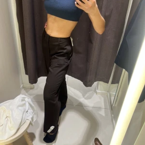 Kostymbyxor - Behöver tyvärr sälja mina fina kostymbyxor från Filippa K då de blivit för stora! Har ett par i svart och ett i beige, båda i nyskick! Köpt för 2200 var, modell karlie 