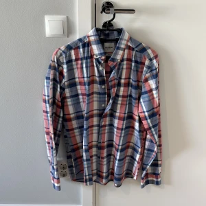 Skjortla strl S - Stor flyttstädning Alla plagg i storlek S-M och passar ca 1.70-185cm samt 70-83kg Mycket av kläderna aldrig använda  Jag kommer inte skicka några fler bilder  Finns i Uppsala