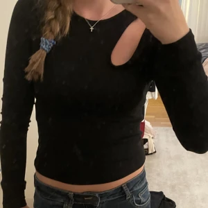 Svart topp - En fin svart topp från zara!! Säljer pga att jag aldrig använt den och att de inte riktigt är min stil! Frakten ingår i priset 💗