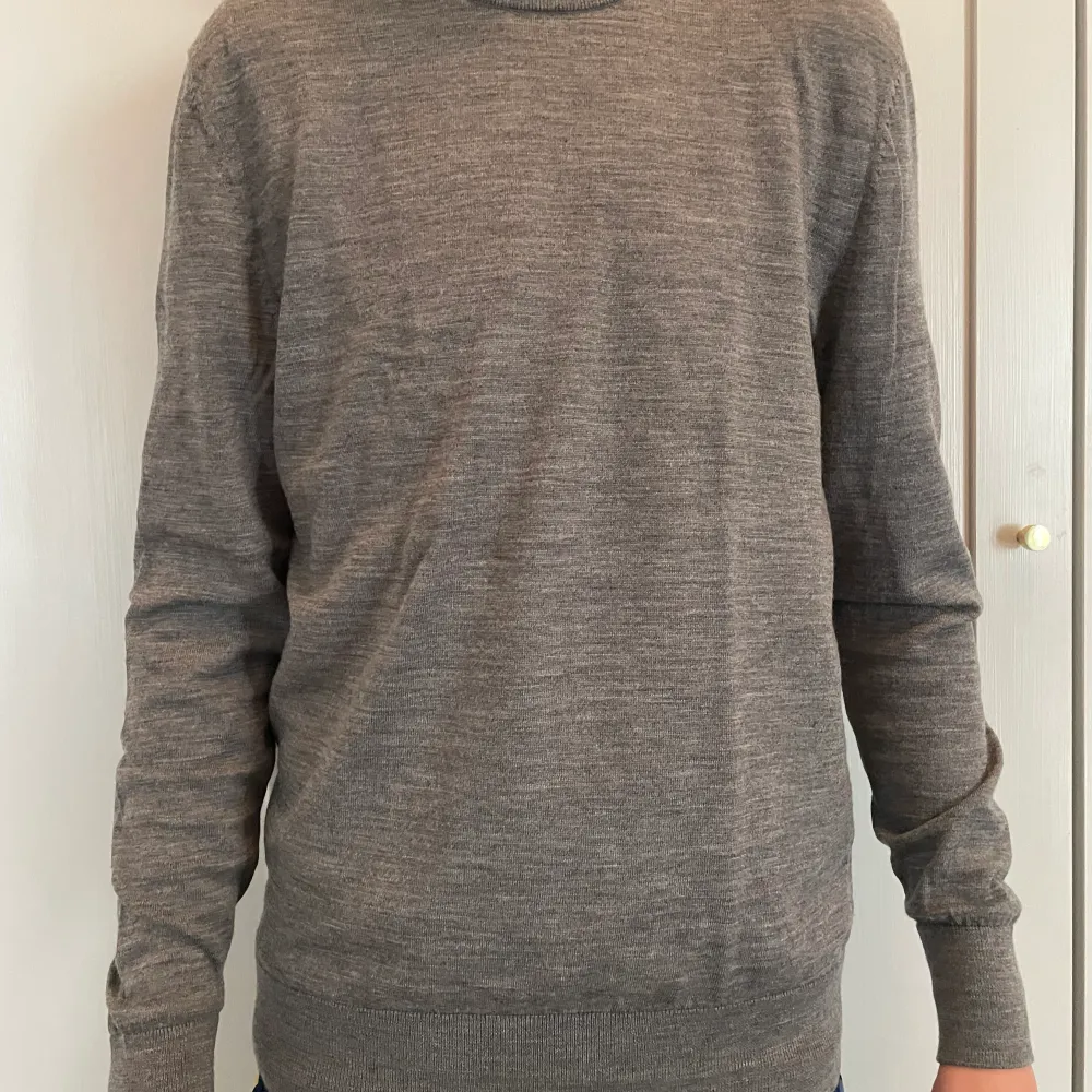 Här är en grå kashmir tröja som är slim fit modellen är 183 och väger 65. Tröjor & Koftor.
