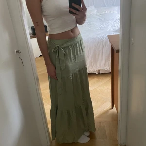 Helt ny ljusgrön långkjol  - Helt ny ljusgrön långkjol, funkar som både lågmidjad och hödmidjad.💕