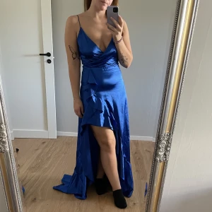 Balklänning - Balklänning i satin. Inköpt på zalando för 899kr. Använd en gång. Slits på framsidan.