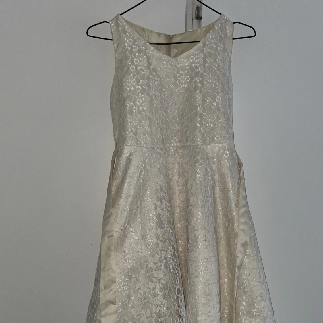 Vit spets barnklänning