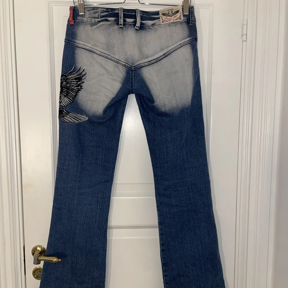 Bootcut jeans  Midjemåttet rakt över är 40cm  och innerbenslängden är 84cm . Jeans & Byxor.
