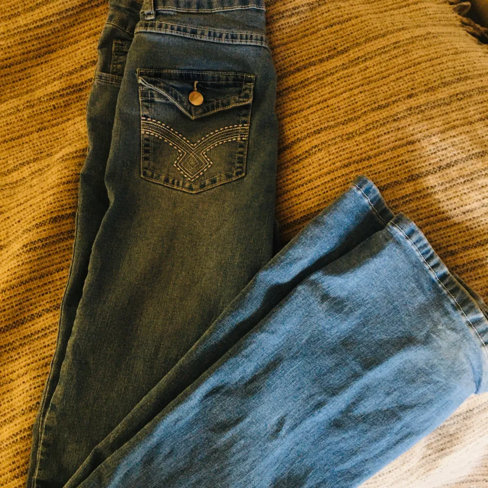 Lågmidjade bootcut jeans som jag knappt använt, inga defekter. Skriv privat för fler bilder eller frågor, köparen står för frakten💕. Jeans & Byxor.