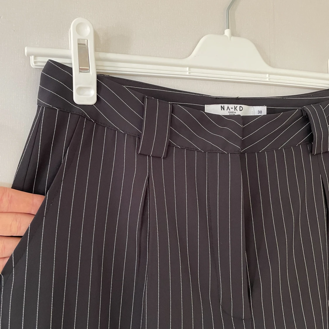 Kritstrecksrandiga kostymbyxor - 90