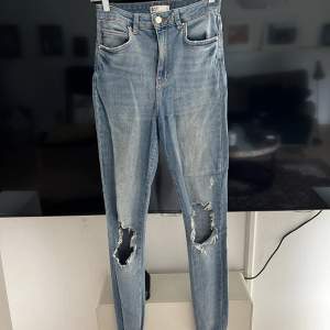 Jeans från gina i storlek 36 men hål vid knäna
