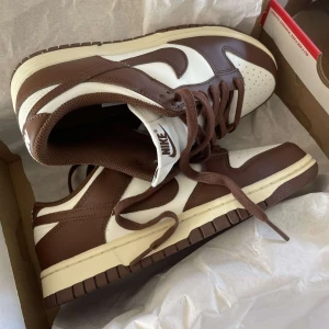 Nike Dunks Cacao Wow - Hej, säljer dessa dunks då jag köpte fel storlek till min tjej och slängde returlådan. Dom är endast testade inte använda utomhus ens, finns kvitto osv. 