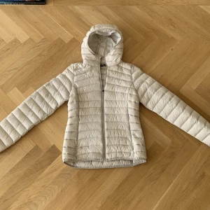 Vit jacka - Vit lätt jacka från Everest. I mycket bra skick :) 