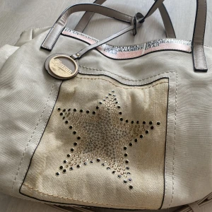 Vintage väska  - Väska köpt på second hand med stjärna 💫 skriv om intresserade 