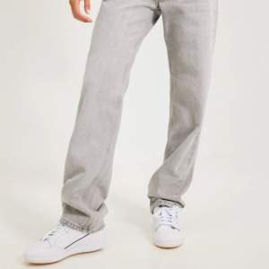 Helt nya low gråa jeans från gina🤍Nypris 500