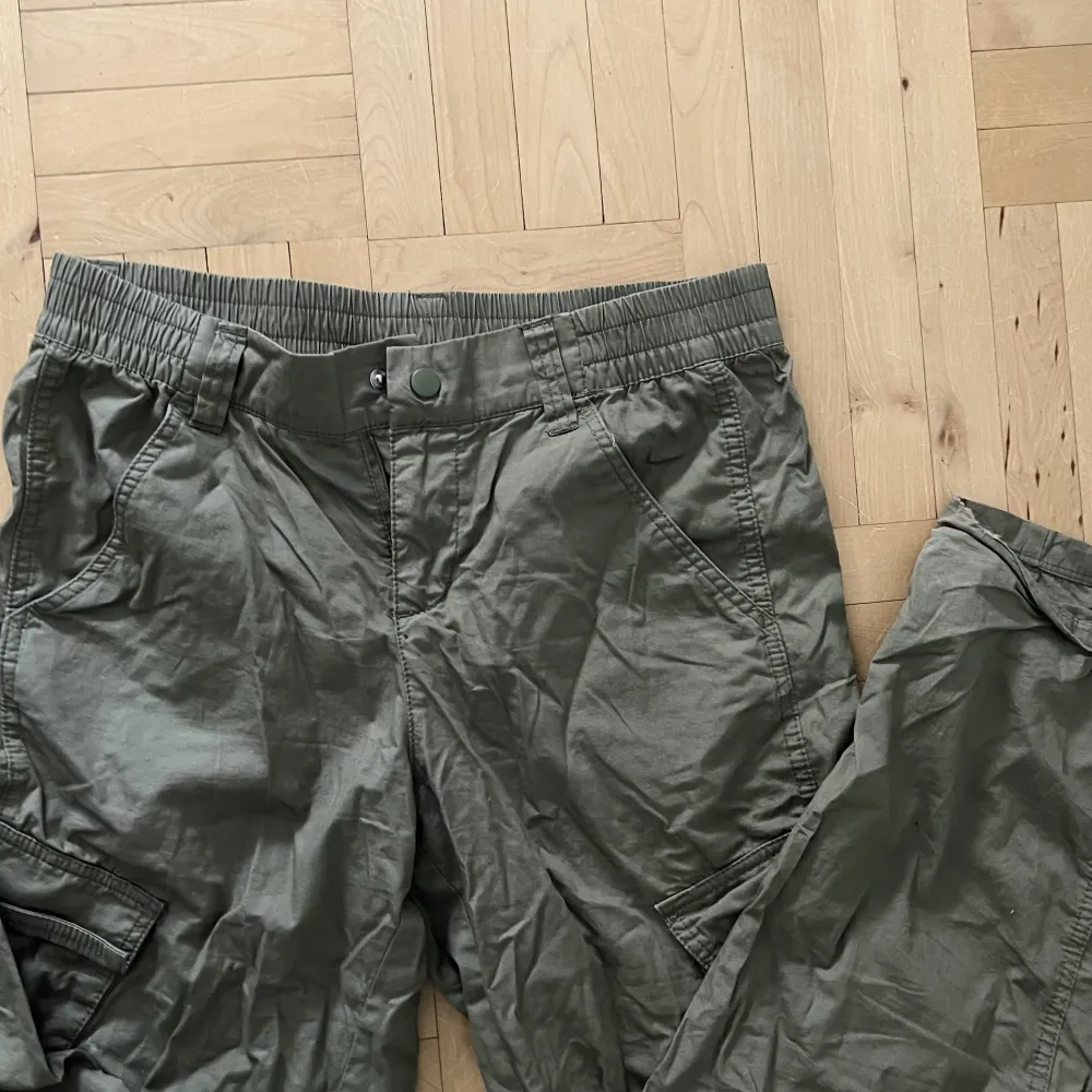 Coola Cargopants i khaki färg. Skriv vid funderingar💘(. Jeans & Byxor.