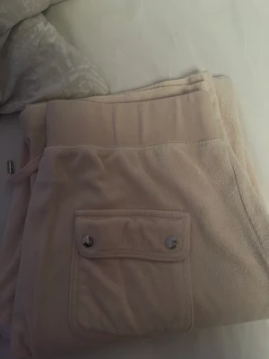 Juciy byxor - Hej, säljer dessa byxor då de e för små för mig som oftast har M/L och är 168, där med aldrig kommit till den användning man önskat, där med de låga priset! Materialet är i towel! men skönt! Köpt på Nelly.com, kom privat för fler bilder och frågor💗💗