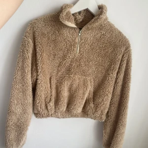 Fluffig tröja - Jätteskön fluffig tröja från Nelly. Använd men i fint skick. Storlek XS.